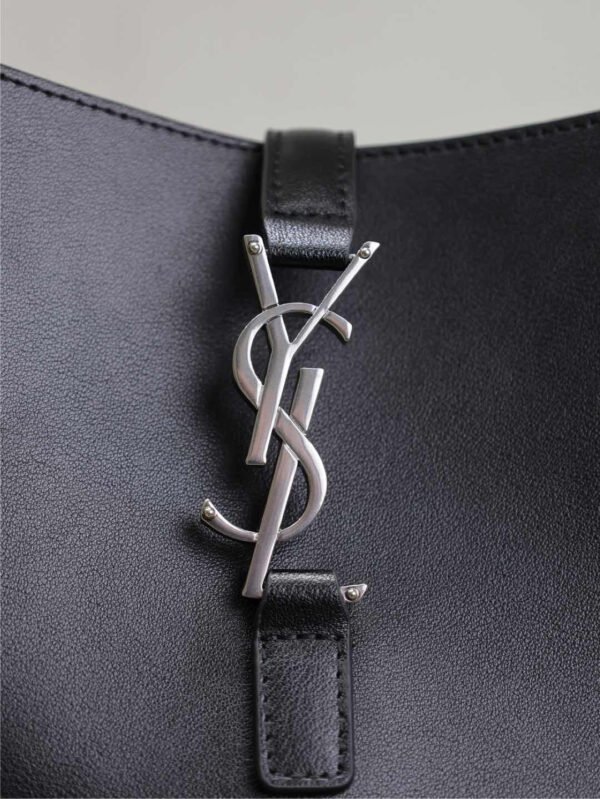 LE 5 À 7 SUPPLE LARGE IN GRAINED LEATHER