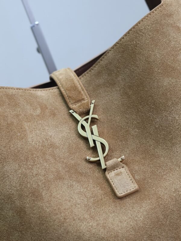 LE 5 À 7 BEA IN SUEDE