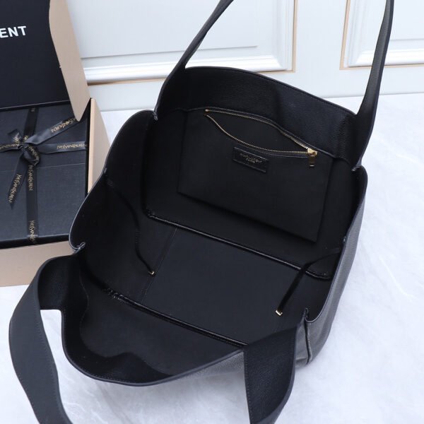 LE 5 À 7 BEA IN GRAINED LEATHER