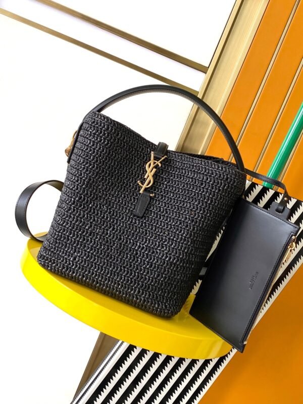 LE 37 IN WOVEN RAFFIA AND VEGETABLE-TANNED LEATHER