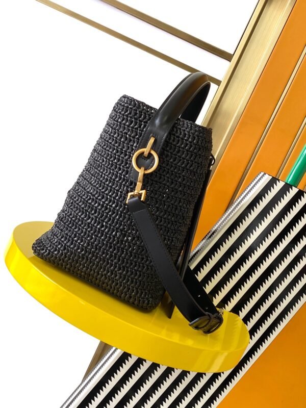 LE 37 IN WOVEN RAFFIA AND VEGETABLE-TANNED LEATHER