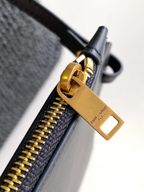 LE 37 IN WOVEN RAFFIA AND VEGETABLE-TANNED LEATHER