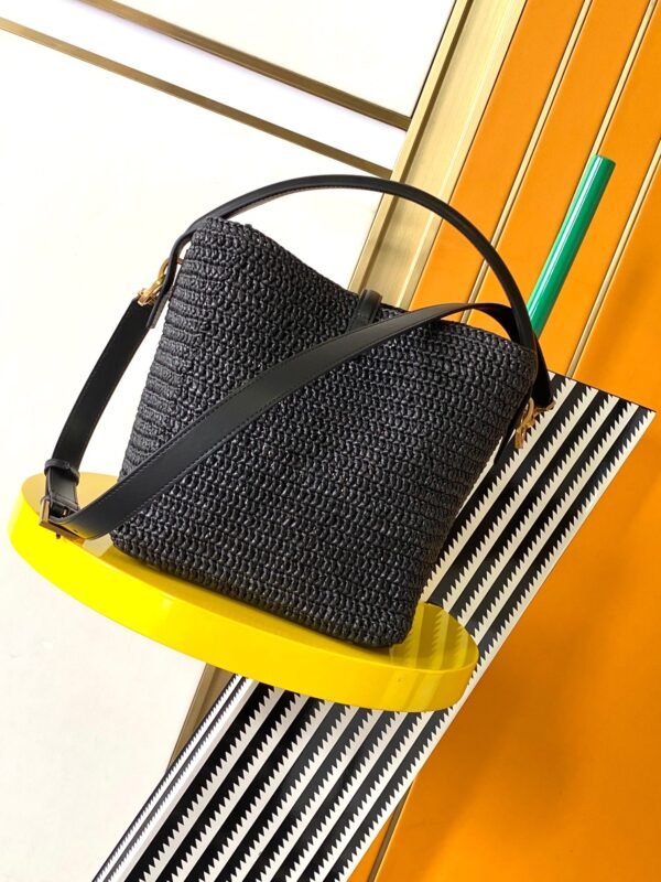 LE 37 IN WOVEN RAFFIA AND VEGETABLE-TANNED LEATHER