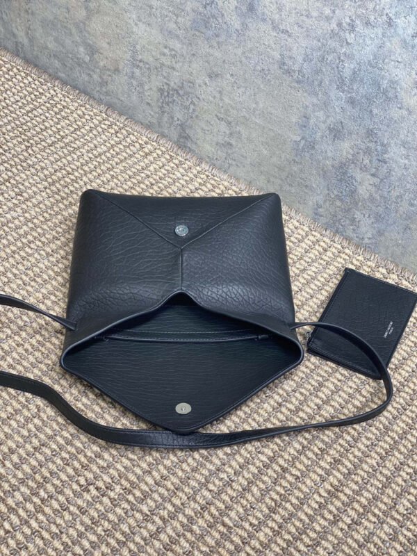 CASSANDRE ENVELOPE MESSENGER IN LAMBSKIN