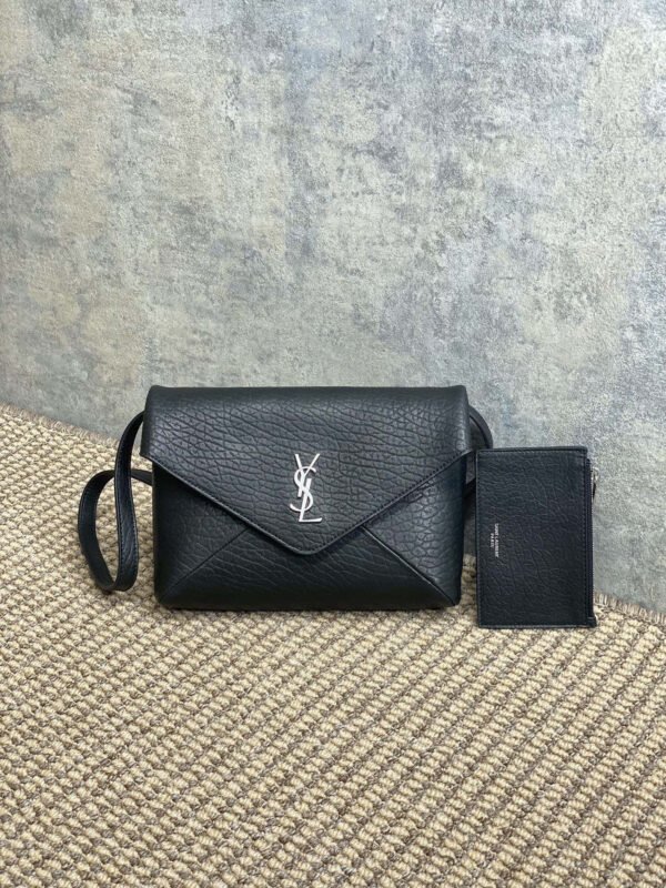 CASSANDRE ENVELOPE MESSENGER IN LAMBSKIN