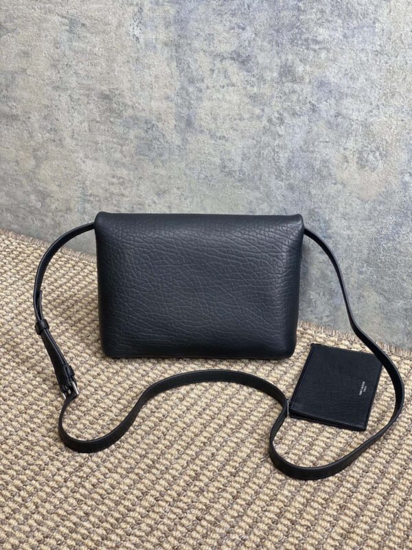 CASSANDRE ENVELOPE MESSENGER IN LAMBSKIN