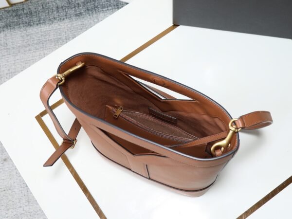 Y SMALL BUCKET IN LEATHER