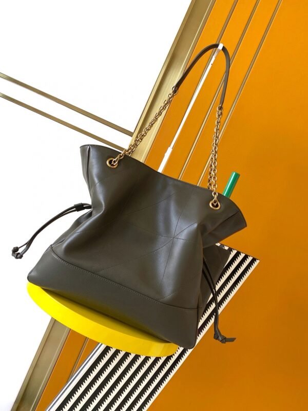 JAMIE SHOPPING IN LAMBSKIN