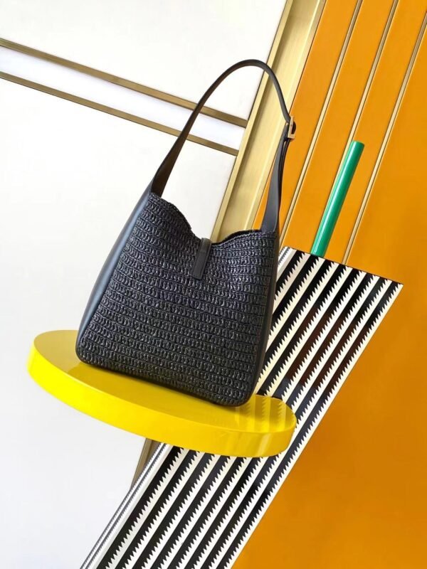 LE 5 À 7 SUPPLE SMALL IN RAFFIA AND LEATHER