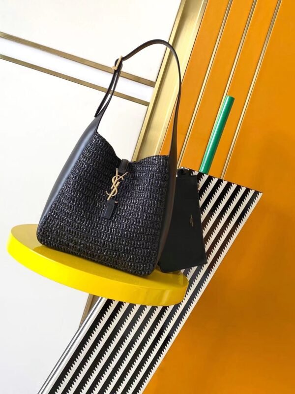 LE 5 À 7 SUPPLE SMALL IN RAFFIA AND LEATHER