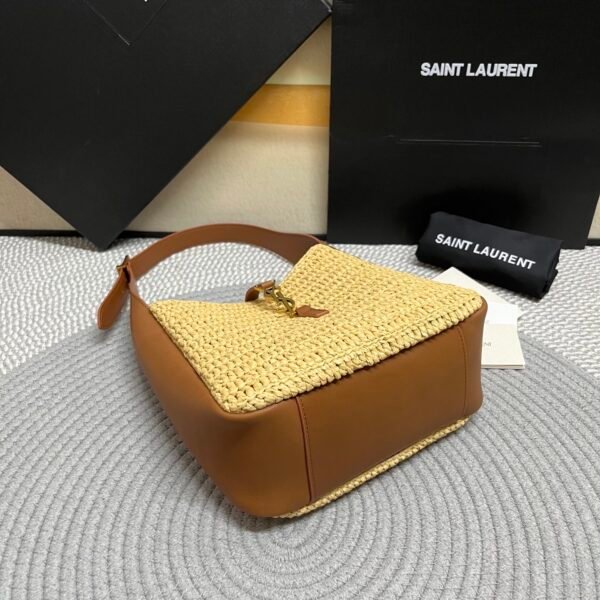 LE 5 À 7 SUPPLE SMALL IN RAFFIA AND LEATHER