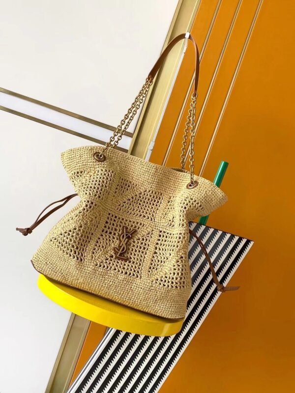 JAMIE SHOPPING IN RAFFIA