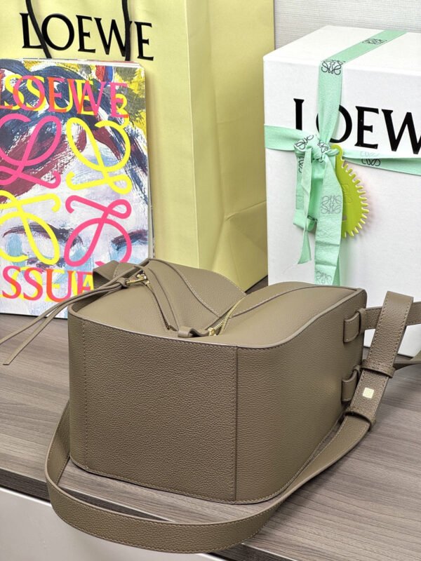 Compact Hammock bag in soft grained calfskin