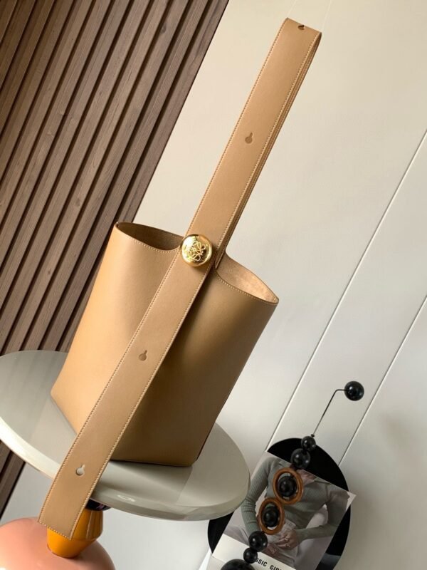 Medium Pebble bucket in smooth calfskin