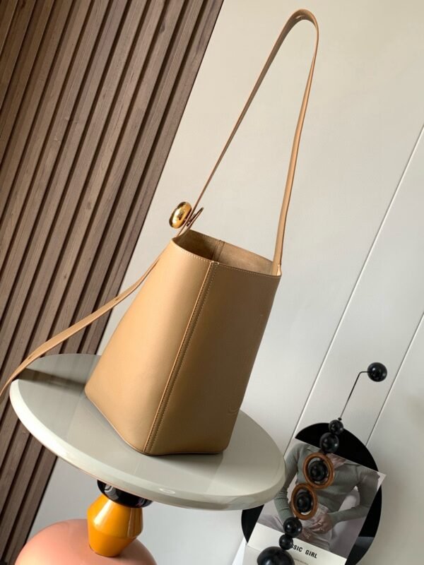 Medium Pebble bucket in smooth calfskin