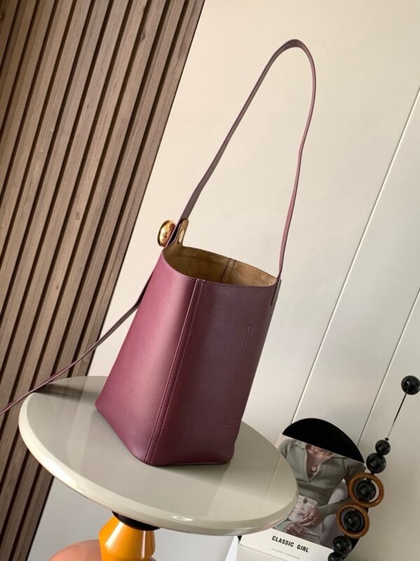Medium Pebble bucket in smooth calfskin