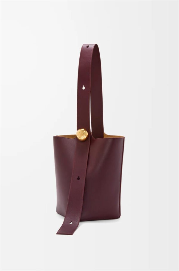 Medium Pebble bucket in smooth calfskin