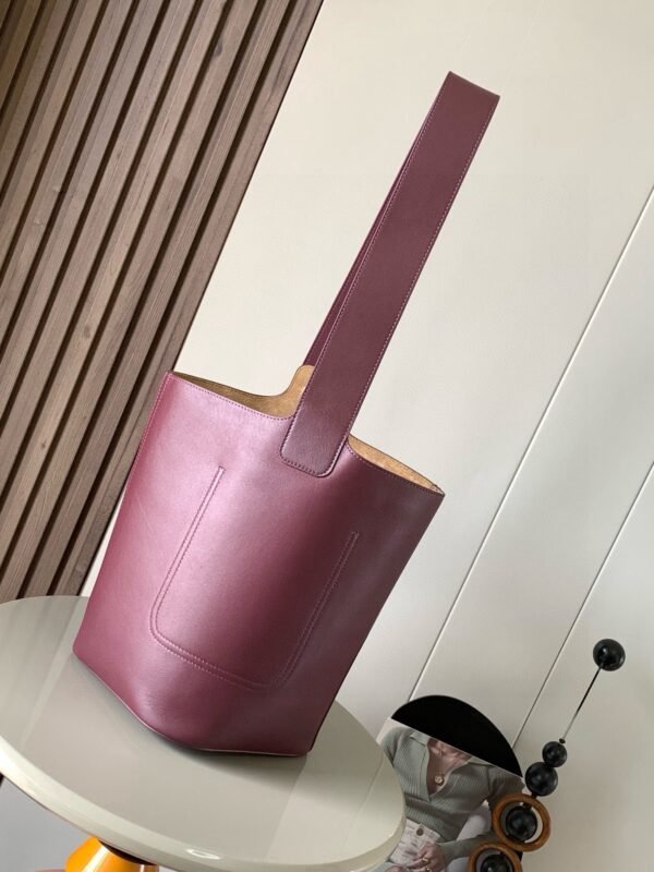 Medium Pebble bucket in smooth calfskin