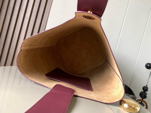 Medium Pebble bucket in smooth calfskin