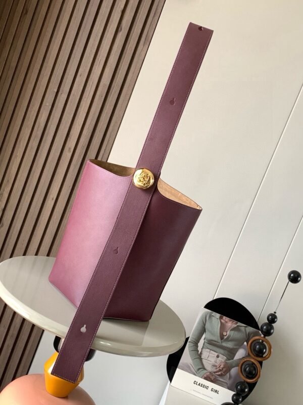 Medium Pebble bucket in smooth calfskin