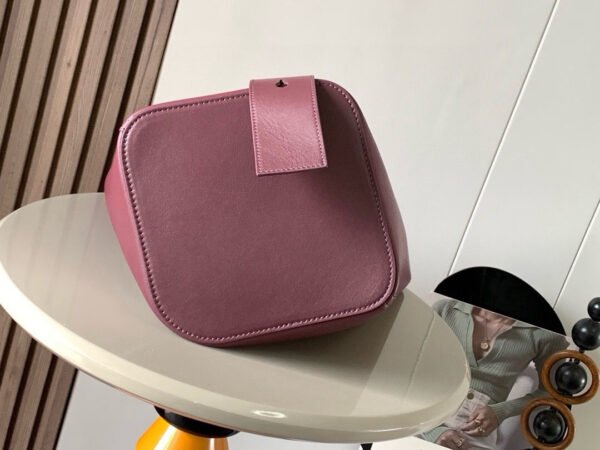 Medium Pebble bucket in smooth calfskin