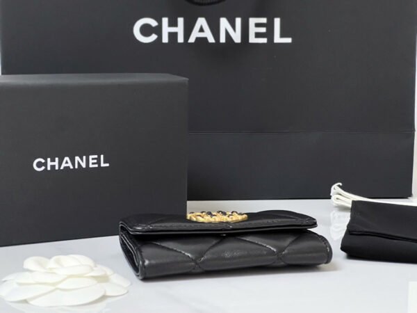 CHANEL 19 FLAP CARD HOLDER
