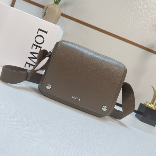 Medium Pebble messenger bag in supple grained calfskin