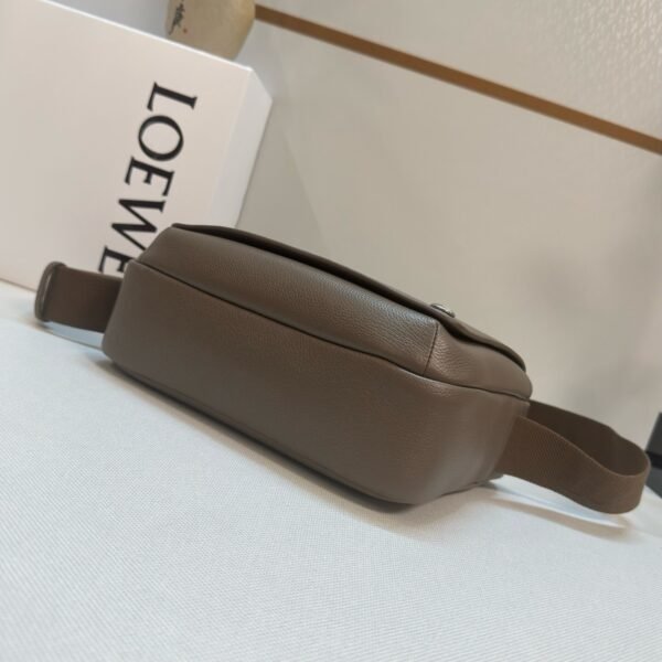 Medium Pebble messenger bag in supple grained calfskin
