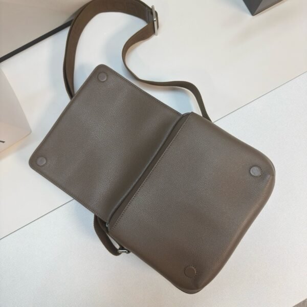 Medium Pebble messenger bag in supple grained calfskin