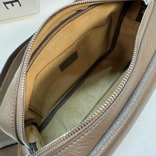 Medium Pebble messenger bag in supple grained calfskin
