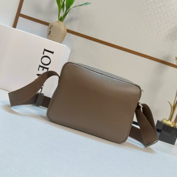 Medium Pebble messenger bag in supple grained calfskin