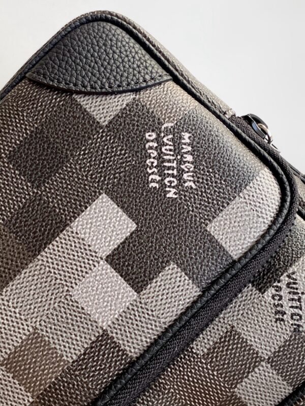 LOUIS VUITTON Nil Messenger M14988
