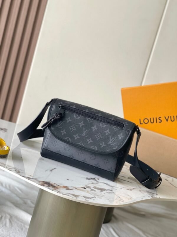 LOUIS VUITTON Pulse Messenger M12681