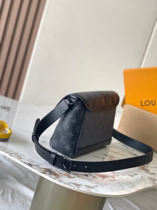 LOUIS VUITTON Pulse Messenger M12681