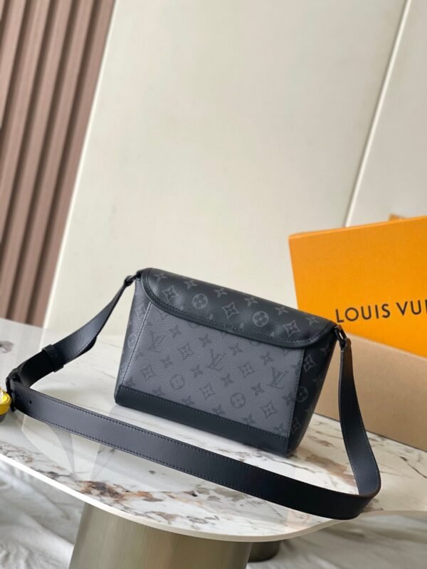 LOUIS VUITTON Pulse Messenger M12681