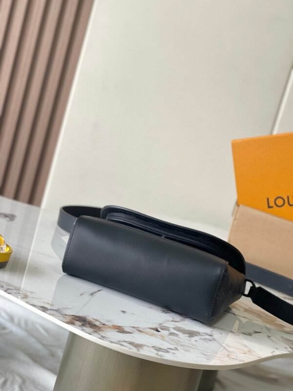 LOUIS VUITTON Pulse Messenger M12681