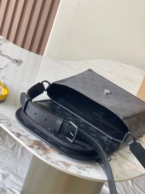 LOUIS VUITTON Pulse Messenger M12681