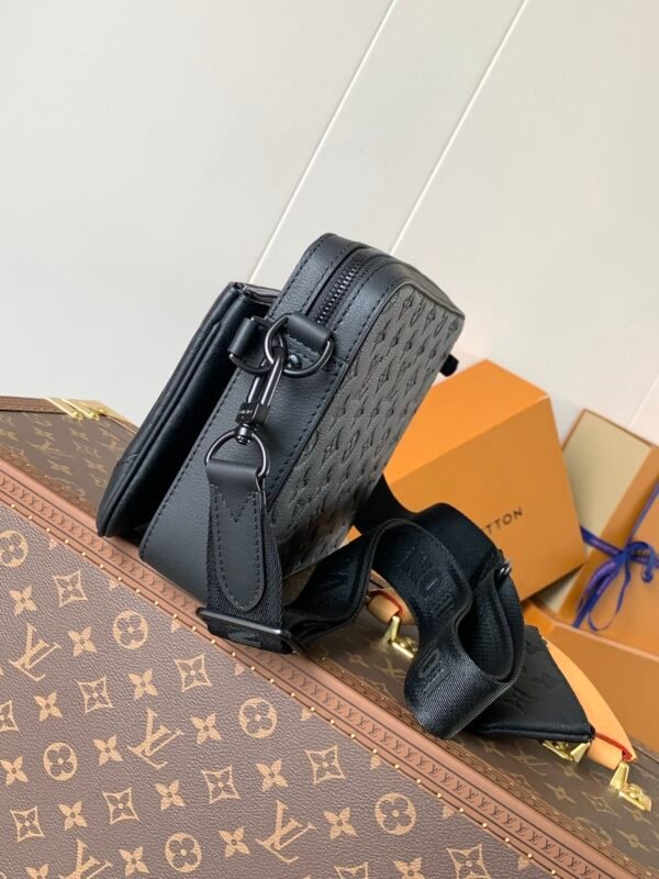 LOUIS VUITTON Trio Messenger M46602