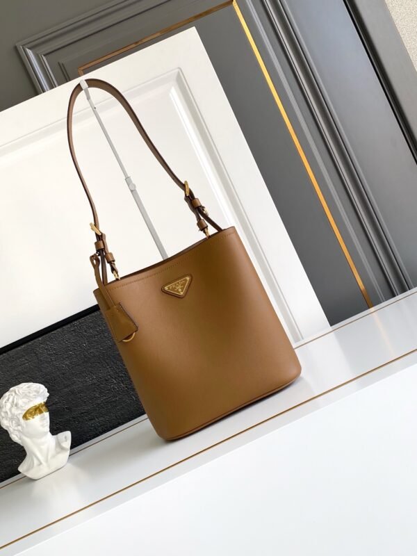 Medium leather bag