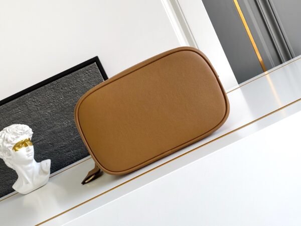 Medium leather bag