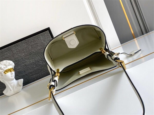 Medium leather bag