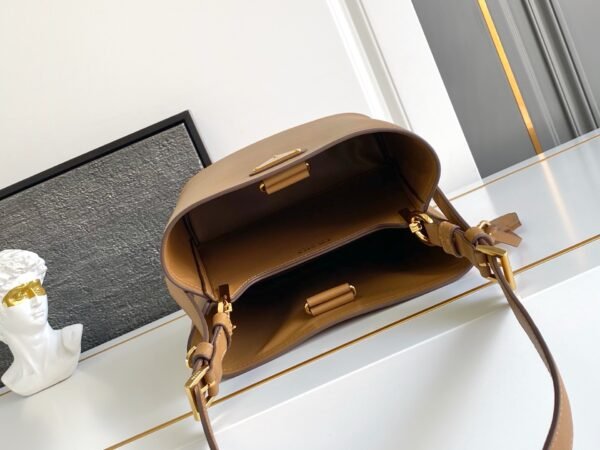 Medium leather bag