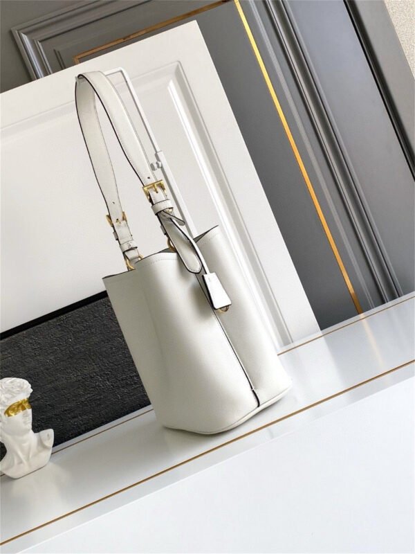 Medium leather bag
