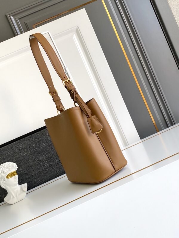 Medium leather bag