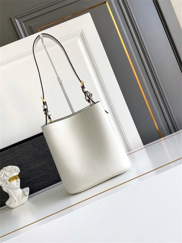 Medium leather bag