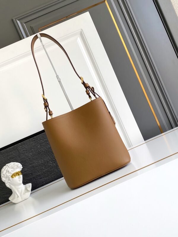 Medium leather bag