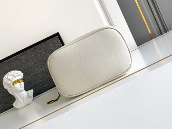 Medium leather bag