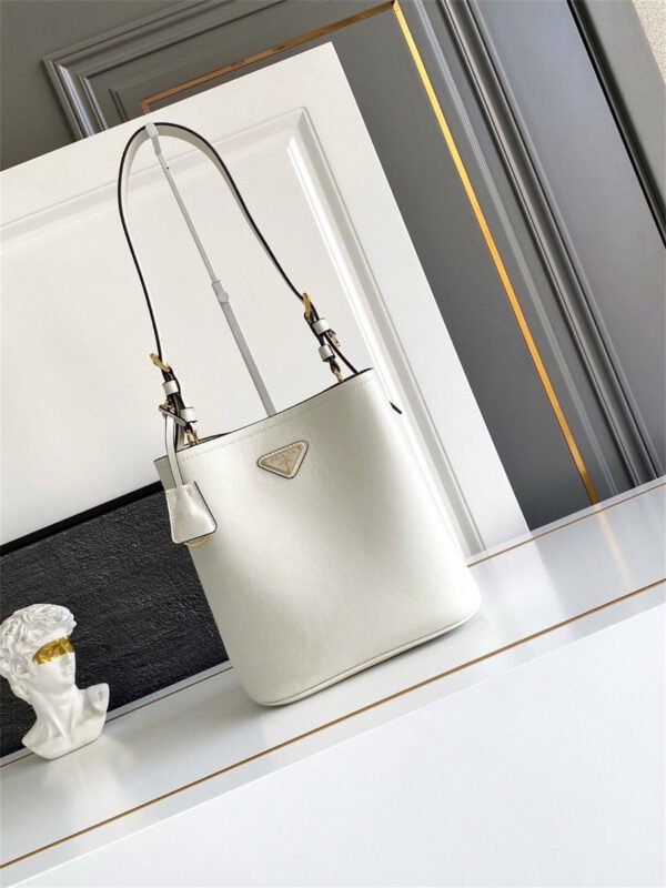 Medium leather bag