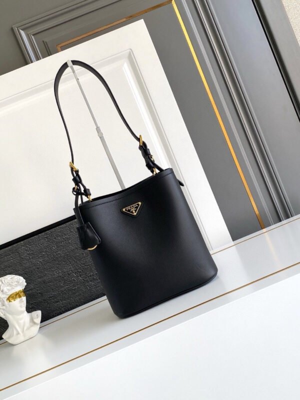 Medium leather bag