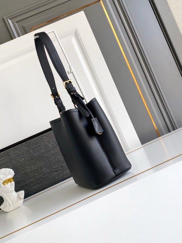 Medium leather bag